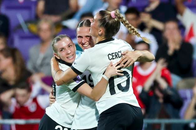 Klara Buehl (Germany) bejubelt ihren Treffer zum 0:4 mit Elisa Senss (Germany) und Selina Cerci (Germany), UEFA Women s Nations League 2024 25 Grp A1 MD6, Austria and Germany, Viola Park am 03. June 2025 in Wien, Oesterreich. (Foto von Marco Steinbrenner DeFodi Images) Klara Buehl (Germany) celebrates after scoring her teams fourth goal with Elisa Senss (Germany) and Selina Cerci (Germany), UEFA Women s Nations League 2024 25 Grp A1 MD6, Austria and Germany, Viola Park, June 3, 2025 in Vienna, Austria. (Photo by Marco Steinbrenner DeFodi Images)