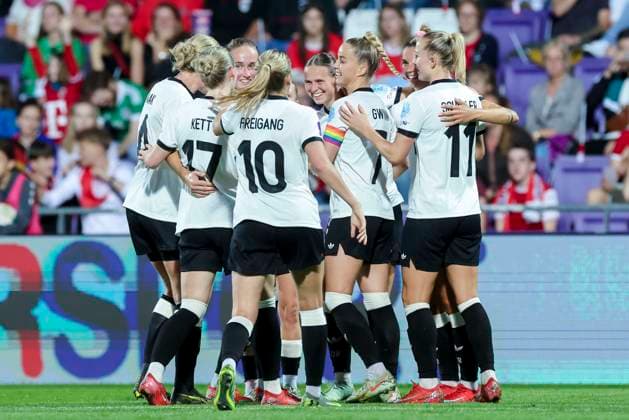 Klara Buehl (Germany) bejubelt ihren Treffer mit den Teamkolleginnen, UEFA Women s Nations League 2024 25 Grp A1 MD6, Austria and Germany, Viola Park am 03. June 2025 in Wien, Oesterreich. (Foto von Marco Steinbrenner DeFodi Images) Klara Buehl (Germany) celebrates her goal with teammates, UEFA Women s Nations League 2024 25 Grp A1 MD6, Austria and Germany, Viola Park, June 3, 2025 in Vienna, Austria. (Photo by Marco Steinbrenner DeFodi Images)