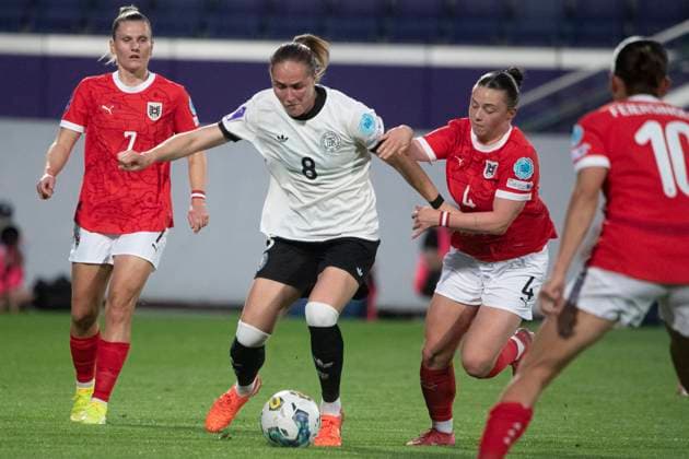 GER, Bremen, Fußballl, Frauenfussball, UEFA Womens Nations League, 6. Spieltag, Oesterreich vs. Deutschland im Bild v.l.: Sydney Lohmann (GER 08), Maria Plattner (AUT 04), Zweikampf 03.06.2025, Franz-Horr-Stadion Wien UEFA REGULATIONS PROHIBIT ANY USE OF PHOTOGRAPHS AS IMAGE SEQUENCES AND OR QUASI-VIDEO, Copyright: HMBxMedia PaulxFritz
