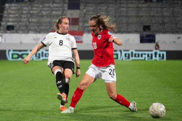 GER, Bremen, Fußballl, Frauenfussball, UEFA Womens Nations League, 6. Spieltag, Oesterreich vs. Deutschland im Bild v.l.: Sydney Lohmann (GER 08), Lilli Purtscheller (AUT 20), Zweikampf 03.06.2025, Franz-Horr-Stadion Wien UEFA REGULATIONS PROHIBIT ANY USE OF PHOTOGRAPHS AS IMAGE SEQUENCES AND OR QUASI-VIDEO, Copyright: HMBxMedia PaulxFritz