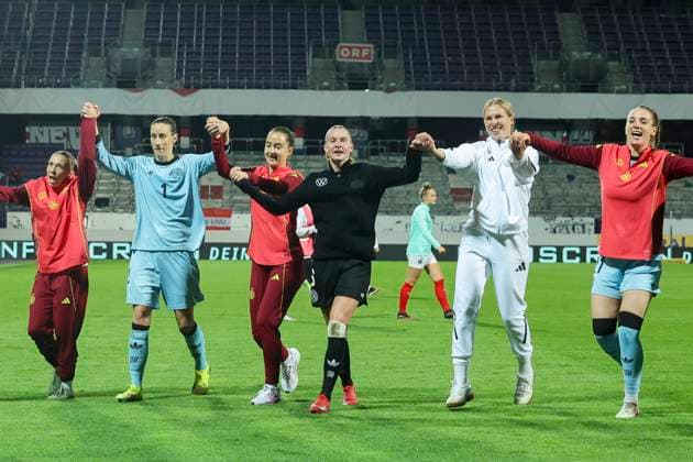 Sport Bilder des Tages Elisa Senss (Germany), Torhueterin Ann-Katrin Berger (Germany), Sara Daebritz (Germany), Janina Minge (Germany), Rebecca Knaak (Germany) und Torhueterin Ena Mahmutovic (Germany) jubeln, UEFA Women s Nations League 2024 25 Grp A1 MD6, Austria and Germany, Viola Park am 03. June 2025 in Wien, Oesterreich. (Foto von Marco Steinbrenner DeFodi Images) Elisa Senss (Germany), Torhueterin Ann-Katrin Berger (Germany), Sara Daebritz (Germany), Janina Minge (Germany), Rebecca Knaak (Germany) und Torhueterin Ena Mahmutovic (Germany) cheer, UEFA Women s Nations League 2024 25 Grp A1 MD6, Austria and Germany, Viola Park, June 3, 2025 in Vienna, Austria. (Photo by Marco Steinbrenner DeFodi Images)