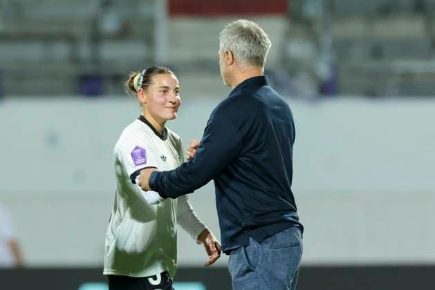 Carlotta Wamser (Germany) und Bundestrainer Christian Wueck (Germany) geben sich die Hand, UEFA Women s Nations League 2024 25 Grp A1 MD6, Austria and Germany, Viola Park am 03. June 2025 in Wien, Oesterreich. (Foto von Marco Steinbrenner DeFodi Images) Carlotta Wamser (Germany) und Bundestrainer Christian Wueck (Germany) shake hands, UEFA Women s Nations League 2024 25 Grp A1 MD6, Austria and Germany, Viola Park, June 3, 2025 in Vienna, Austria. (Photo by Marco Steinbrenner DeFodi Images)