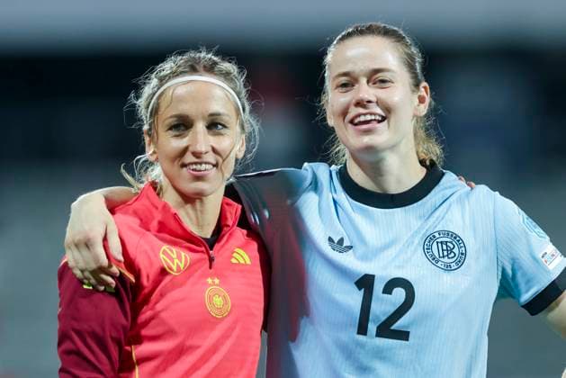 Kathrin Hendrich (Germany) und Torhueterin Stina Johannes (Germany) lachen, UEFA Women s Nations League 2024 25 Grp A1 MD6, Austria and Germany, Viola Park am 03. June 2025 in Wien, Oesterreich. (Foto von Marco Steinbrenner DeFodi Images) Kathrin Hendrich (Germany) und Torhueterin Stina Johannes (Germany) smile, UEFA Women s Nations League 2024 25 Grp A1 MD6, Austria and Germany, Viola Park, June 3, 2025 in Vienna, Austria. (Photo by Marco Steinbrenner DeFodi Images)