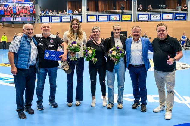 Die Frauen des THC Thueringer HC werden vom ThSV Geert. Trainer Herbert Mueller, Annika Niederwieser, Lýdia Jakubisova, Torhuetterin Dina Eckerle, Rene Witte (Geschaeftsfuehrer, ThSV Eisenach, Shpetim Alaj (Praesident, ThSV Eisenach) GER, ThSV Eisenach gegen 1 VfL Potsdam, Handball, 1. Bundesliga, 33.Spieltag, Saison 2024 2025, 04.06.2025 GER, ThSV Eisenach gegen 1 VfL Potsdam, Handball, 1. Bundesliga, 33.Spieltag, Saison 2024 2025, 04.06.2025 Eisenach Copyright: xEibner-Pressefoto MartinxHerbstx EP_MHT