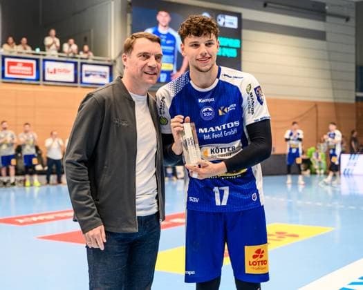 Marko Grgic (ThSV Eisenach, 17) bekommt eine Auszeichnung in Eisenach als Handballspieler der Saison 24 25. GER, ThSV Eisenach gegen 1 VfL Potsdam, Handball, 1. Bundesliga, 33.Spieltag, Saison 2024 2025, 04.06.2025 GER, ThSV Eisenach gegen 1 VfL Potsdam, Handball, 1. Bundesliga, 33.Spieltag, Saison 2024 2025, 04.06.2025 Eisenach Copyright: xEibner-Pressefoto MartinxHerbstx EP_MHT