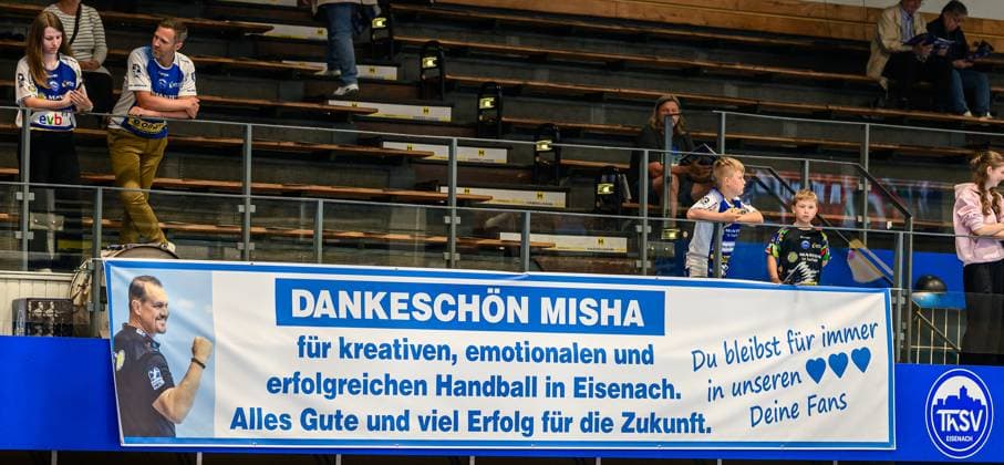 Banner zum Abschied an den Trainer aus Eisenach Misha Kaufmann (Trainer, ThSV Eisenach). GER, ThSV Eisenach gegen 1 VfL Potsdam, Handball, 1. Bundesliga, 33.Spieltag, Saison 2024 2025, 04.06.2025 GER, ThSV Eisenach gegen 1 VfL Potsdam, Handball, 1. Bundesliga, 33.Spieltag, Saison 2024 2025, 04.06.2025 Eisenach Copyright: xEibner-Pressefoto MartinxHerbstx EP_MHT