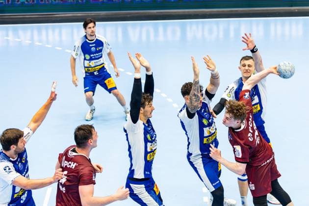04.06.2025, GER, Handball, Maenner, Saison 24 25, 1.Daikin Handball Bundesliga, 33.Spieltag, ThSV Eisenach - 1.VfL Potsdam Marvin Kix (1.VfL Potsdam) Simone Mengon (ThSV Eisenach,15) Justin Kurch (ThSV Eisenach,52) Phillip Meyer (ThSV Eisenach,27) 99817 Eisenach Werner-Assmann-Halle Am Sportp Thueringen Deutschland