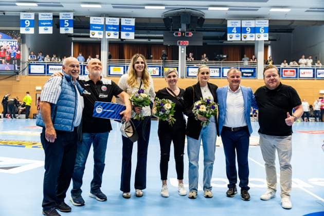 04.06.2025, GER, Handball, Maenner, Saison 24 25, 1.Daikin Handball Bundesliga, 33.Spieltag, ThSV Eisenach - 1.VfL Potsdam kurz vor Spielbeginn wird der Thueringer HC für den Titelgewinn im EHF Cup geehrt, mit dabei Herbert Mueller, Anika Niederwieser, Lydia Jakubisova und Dinah Eckerle 99817 Eisenach Werner-Assmann-Halle Am Sportp Thueringen Deutschland