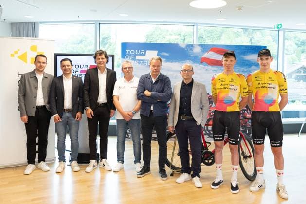 Sport Bilder des Tages 04.06.2025, Feldkirch, AUT, Tour of Austria 2025, Präsentation der Tour of Austria, im Bild v.l. Martin Böckle, Kevin Netzer (facts Marketing), BGM Manfred Rädler (Feldkirch), Jürgen Schatzmann (OK Leiter), Thomas Pupp (OK Tour of Austria), Thomas Kofler (Teammanager Vorarlberg), Daniel Geismayr (Team Vorarlberg), Dominik Amann (Team Vorarlberg) left to right: Martin Böckle Kevin Netzer (facts Marketing) Manfred Raedler (Major of Feldkirch) Thomas Pupp (OK Tour of Austria) Jürgen Schatzmann (Head of the organization team) Thomas Kofler (Team Manager Vorarlberg) Daniel Geismayr (Team Vorarlberg) Dominik Amann (Team Vorarlberg) during the Presentation of the Tour of Austria 2025 in Feldkirch, Austria on 2025 06 04. Expa Feldkirch
