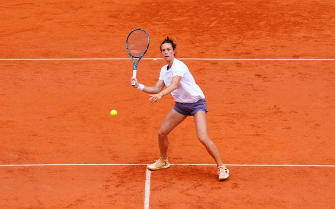 Lois Boisson practices on an empty Philippe Chatrier Court ahead of her semi final later in the day French Open Tennis, Day Twelve, Tennis, Roland Garros, Paris, France - 05 Jun 2025 EDITORIAL USE ONLY No use with unauthorised audio, video, data, fixture lists, club league logos or live services. Online in-match use limited to 120 images, no video emulation. No use in betting, games or single club league player publications. Copyright: xJavierxGarcia Shutterstockx 15337995q