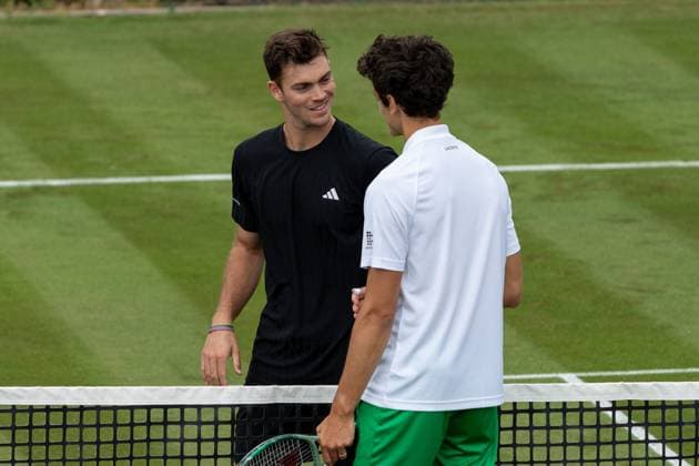 Freundliche Geste nach Spielende zwischen Maximilian Marterer und Pierre-Hugues Herbert, Maximilian Marterer vs. Pierre-Hugues Herbert, Tennis, ATP, Tennis Herren Turnier, Boss-Open, Qualifikation, 07.06.2025, Maximilian Marterer vs. Pierre-Hugues Herbert, Tennis, ATP-Turnier, Boss-Open, Qualifikation, 07.06.2025, Stuttgart Copyright: xEibner-Pressefoto EdwardxCheungx EP_ECG
