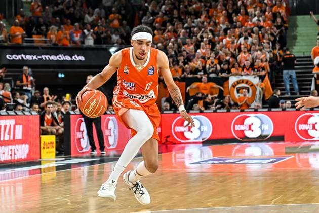 GER, BBL, Playoffs, ratiopharm Ulm vs FIT One Würzburg Baskets 07.06.2025, ratiopharm arena, Neu-Ulm, GER, BBL, Playoffs, ratiopharm Ulm vs FIT One Würzburg Baskets, im Bild Noa Essengue (Ulm, 12) tanzt mit dem Ball