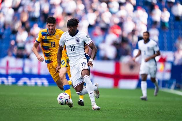 (250608) -- BARCELONA, June 8, 2025 -- Noni Madueke (R) of England vies with Joel Guillen of Andorra during the World Cup European Qualifiers football match between England and Andorra, in RCDE Stadium, Barcelona, Spain, on June 7, 2025. ) (SP)SPAIN-BARCELONA-FOOTBALL FIFA World Cup, WM, Weltmeisterschaft, Fussball QUALIFIER-ENGLAND VS ANDORRA JoanxGosa