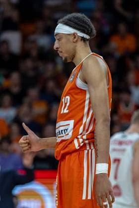 Freisteller von Noa Essengue (Ratiopharm Ulm 12) Daumen hoch thumbs up Portrait seitlich, Ratiopharm Ulm vs. Wuerzburg Baskets, Basketball, Basketball Bundesliga, Playoffs, Halbfinale, Saison 2024 2025, 07.06.2025, Ratiopharm Ulm vs. Wuerzburg Baskets, Basketball, Basketball Bundesliga, Playoffs, Halbfinale, Saison 2024 2025, 07.06.2025 Neu-Ulm Copyright: xEibner-Pressefoto JanixPlessx EP_JPL