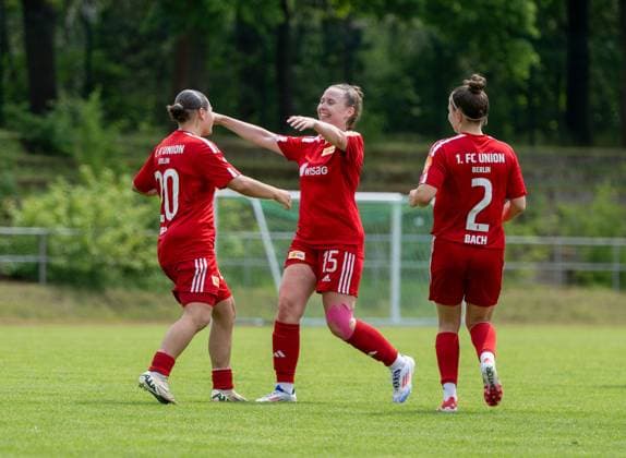 Fußball, 2. Frauen, Saison 2024 2025, BFV-Pokal Polytan-Pokal (Finale), 1. FC Union Berlin U23 FC Viktoria 89 U20, v. l. Lina Krauss (1. FC Union II), Annika Mahlau (1. FC Union II), Latoya Maxine Bach (1. FC Union II), Jubel nach Tor zum 1:0, 08.06. 2025, Copyright: xMatthiasxKochx