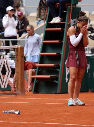 Sara Errani of Italy celebrates French Open Tennis, Day Fifteen, Tennis, Roland Garros, Paris, France - 08 Jun 2025 EDITORIAL USE ONLY No use with unauthorised audio, video, data, fixture lists, club league logos or live services. Online in-match use limited to 120 images, no video emulation. No use in betting, games or single club league player publications. Copyright: xEllaxLing Shutterstockx 15346226h