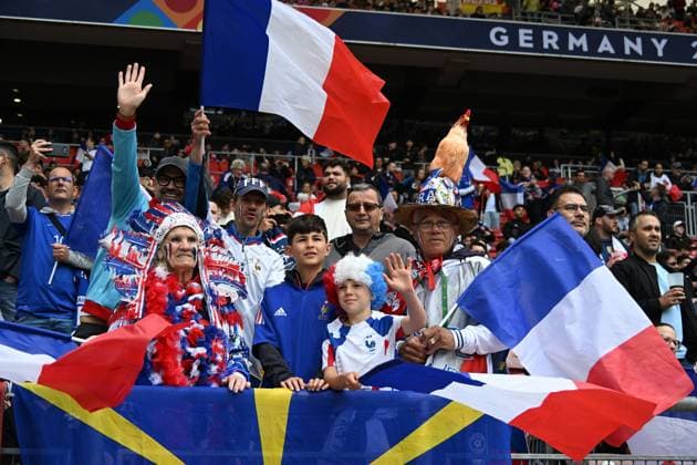 08.06.2025, xsltx, Fussball UEFA Nations League Platz 3, Deutschland - Frankreich v.l. Emotionen, Fans, Stimmung, Fahnen, Logo, rot, blau, weiss, Tricolore, (DFL DFB REGULATIONS PROHIBIT ANY USE OF PHOTOGRAPHS as IMAGE SEQUENCES and or QUASI-VIDEO) Stuttgart