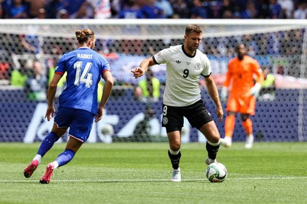 Niclas Fuellkrug (Deutschland, 09) vs Adrien Rabiot (Frankreich, 14) GER, Deutschland vs. Frankreich, Fussball, UEFA, Nations League, Platz3, Spielzeit 2024 2025, 08.06.2025 GER, Deutschland vs. Frankreich, Fussball, UEFA, Nations League, Platz3, Spielzeit 2024 2025, 08.06.2025 Stuttgart Copyright: xEibner-Pressefoto RogerxBuerkex EP_RBE