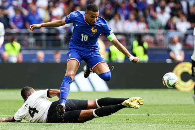 Jonathan Tah (Deutschland, 04) blockt Kylian Mbappe (Frankreich, 10) GER, Deutschland vs. Frankreich, Fussball, UEFA, Nations League, Platz3, Spielzeit 2024 2025, 08.06.2025 GER, Deutschland vs. Frankreich, Fussball, UEFA, Nations League, Platz3, Spielzeit 2024 2025, 08.06.2025 Stuttgart Copyright: xEibner-Pressefoto RogerxBuerkex EP_RBE