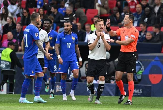 08.06.2025, xsltx, Fussball UEFA Nations League Platz 3, Deutschland - Frankreich v.l. Luis Hernandez (Frankreich), Malo Gusto (Frankreich), Joshua Kimmich (Deutsche Fussball Nationalmannschaft DFB), Schiedsrichter Ivan Kruzliak (Slowakei) gibt Anweisungen Videobeweis, Video Schiedsrichter, Videoreferee, Videorichter, Joshua Kimmich (Deutsche Fussball Nationalmannschaft DFB) enttaeuscht, enttaeuscht schauend, dissapointed (DFL DFB REGULATIONS PROHIBIT ANY USE OF PHOTOGRAPHS as IMAGE SEQUENCES and or QUASI-VIDEO) Stuttgart