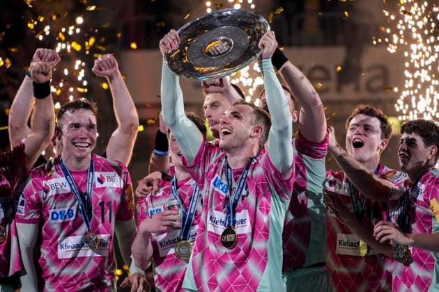 Mathias Gidsel (Füchse, 19) mit der Schale, Spieler der Füchse Berlin bei der Siegerehrung, Ehrung, mit der Meisterschale, dem Pokal, der Trophäe, Jubel nach dem Schlusspfiff, jubeln, jubelt, Freude, Sieger, Sieg, Gewinner der Deutschen Meisterschaft 2024 25, Highlight, optimistisch, Deutscher Meister, Titelträger, Champion, Meisterjubel, fröhlich, optimistisch, positiv, Aktion, Action, 08.06.2025, Mannheim (Deutschland), Handball, Bundesliga, Rhein-Neckar Löwen - Füchse Berlin