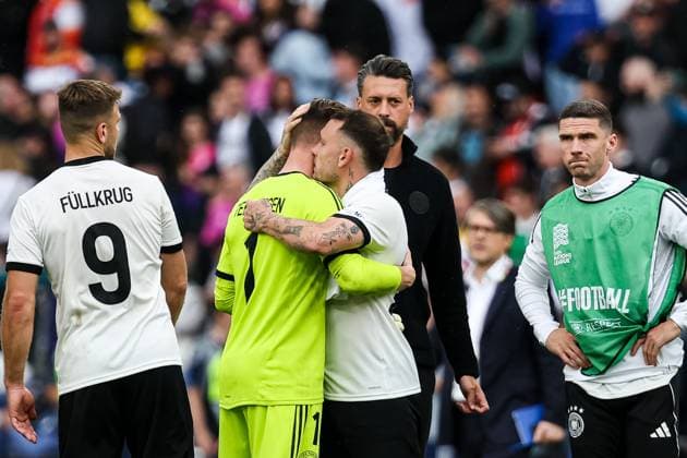 Endstand 0:2, Frankreich besiegt Deutschland. Grosse Enttaeuschung im DFB Team. Marc Andre ter Stegen (Deutschland, 01) umarmt David Raum (Deutschland, 22), Sandro Wagner (Deutschland, Assistenz-Trainer) GER, Deutschland vs. Frankreich, Fussball, UEFA, Nations League, Platz3, Spielzeit 2024 2025, 08.06.2025 GER, Deutschland vs. Frankreich, Fussball, UEFA, Nations League, Platz3, Spielzeit 2024 2025, 08.06.2025 Stuttgart Copyright: xEibner-Pressefoto RogerxBuerkex EP_RBE