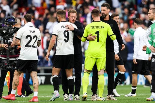 Endstand 0:2, Frankreich besiegt Deutschland. Grosse Enttaeuschung im DFB Team. Sandro Wagner (Deutschland, Assistenz-Trainer) und Julian Nagelsmann (Deutschland, Bundestrainer) spenden Trost an Niclas Fuellkrug (Deutschland, 09) und Marc Andre ter Stegen (Deutschland, 01) GER, Deutschland vs. Frankreich, Fussball, UEFA, Nations League, Platz3, Spielzeit 2024 2025, 08.06.2025 GER, Deutschland vs. Frankreich, Fussball, UEFA, Nations League, Platz3, Spielzeit 2024 2025, 08.06.2025 Stuttgart Copyright: xEibner-Pressefoto RogerxBuerkex EP_RBE