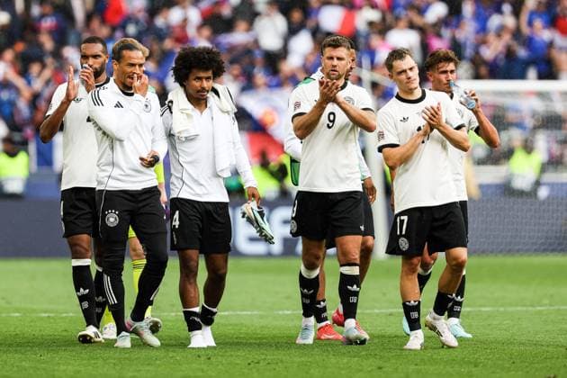 Endstand 0:2, Frankreich besiegt Deutschland. Grosse Enttaeuschung im DFB Team. Niclas Fuellkrug (Deutschland, 09), Florian Wirtz (Deutschland, 17), Karim Adeyemi (Deutschland, 14), Jonathan Tah (Deutschland, 04), Leroy Sane (Deutschland, 19) bedanken sich bei den Fans GER, Deutschland vs. Frankreich, Fussball, UEFA, Nations League, Platz3, Spielzeit 2024 2025, 08.06.2025 GER, Deutschland vs. Frankreich, Fussball, UEFA, Nations League, Platz3, Spielzeit 2024 2025, 08.06.2025 Stuttgart Copyright: xEibner-Pressefoto RogerxBuerkex EP_RBE
