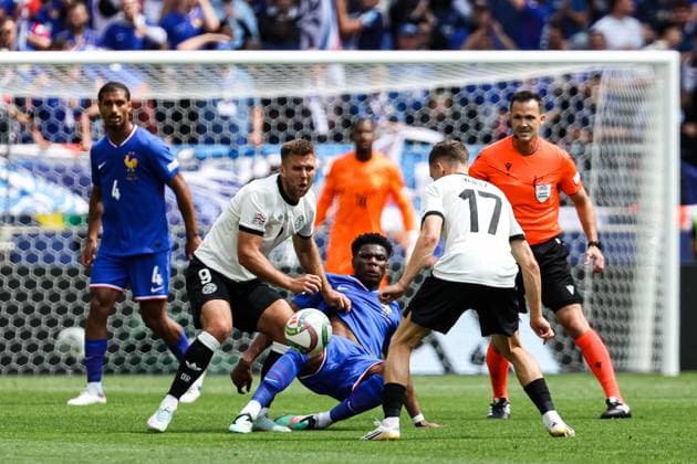 Niclas Fuellkrug (Deutschland, 09) und Florian Wirtz (Deutschland, 17) nehmen Aurelien Tchouameni (Frankreich, 08) in die Zange GER, Deutschland vs. Frankreich, Fussball, UEFA, Nations League, Platz3, Spielzeit 2024 2025, 08.06.2025 GER, Deutschland vs. Frankreich, Fussball, UEFA, Nations League, Platz3, Spielzeit 2024 2025, 08.06.2025 Stuttgart Copyright: xEibner-Pressefoto RogerxBuerkex EP_RBE