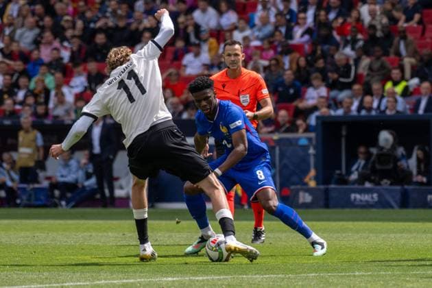 Nick Woltemade (GER), Aurelien Tchouameni (FRA) und Schiedsrichter Ivan Kruzliak (SVK). xettx, Deutschland, Stuttgart, 08.06.2025, Fussball, Nationalmannschaft, UEFA Nation League: Deutschland vs Frankreich, Saison 2024 2025, Spiel um Platz 3, mhp Arena