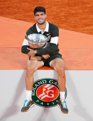 Sport Bilder des Tages Carlos Alcaraz celebrates with the trophy French Open Tennis, Day Fifteen, Tennis, Roland Garros, Paris, France - 08 Jun 2025 EDITORIAL USE ONLY No use with unauthorised audio, video, data, fixture lists, club league logos or live services. Online in-match use limited to 120 images, no video emulation. No use in betting, games or single club league player publications. Copyright: xJavierxGarcia Shutterstockx 15346224by