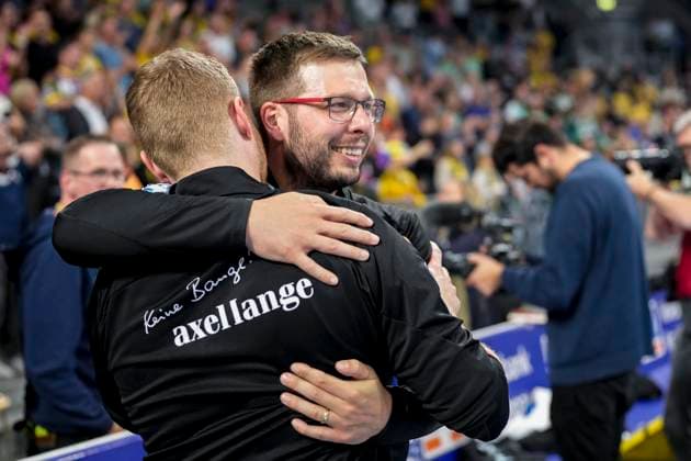 Jaron Siewert (Trainer, Cheftrainer, Füchse Berlin), Jubel nach dem Schlusspfiff über den Gewinn der Deutschen Meisterschaft, Deutscher Meister 2024 25, Meisterjubel, Freude über den Sieg, Sieger, Gewinner, jubelt, jubeln, fröhlich, positiv, freut sich, freuen, optimistisch, Highlight, Action, Aktion, 08.06.2025, Mannheim (Deutschland), Handball, Bundesliga, Rhein-Neckar Löwen - Füchse Berlin