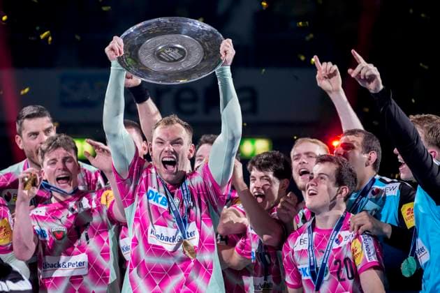Sport Bilder des Tages Mathias Gidsel (Füchse, 19) hält die Schale in der Hand, Spieler der Füchse Berlin bei der Siegerehrung, Ehrung, mit der Meisterschale, dem Pokal, der Trophäe, Jubel nach dem Schlusspfiff, jubeln, jubelt, Freude, Sieger, Sieg, Gewinner der Deutschen Meisterschaft 2024 25, Highlight, optimistisch, Deutscher Meister, Titelträger, Champion, Meisterjubel, fröhlich, optimistisch, positiv, Aktion, Action, 08.06.2025, Mannheim (Deutschland), Handball, Bundesliga, Rhein-Neckar Löwen - Füchse Berlin