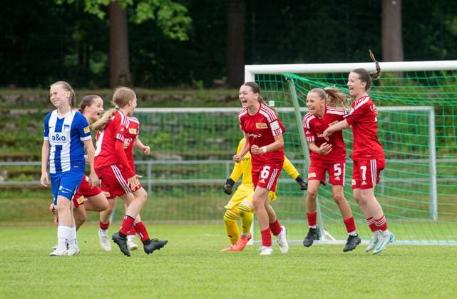 Fussball, Senioren, Saison 2024 2025, Finale im Berliner Pokal der D-Juniorinnen im Volkspark Mariendorf, Hertha BSC - 1. FC Union Berlin, v.l. Kashia Brabandt, Romy Winkler, Charlotte Schneider, Edina Gjibegji (alle Union), Jubel nach Abpfiff, 09.06. 2025, Copyright: xSebastianxRäppold MatthiasxKochx