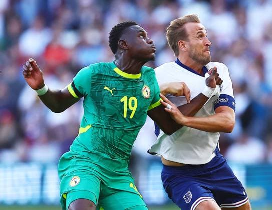 Harry Kane of England and Moussa Niakhate of Senegal England v Senegal, International Friendly, Länderspiel, Nationalmannschaft Football, City Ground, Nottingham, UK - 10 Jun 2025 EDITORIAL USE ONLY No use with unauthorised audio, video, data, fixture lists, club league logos or live services. Online in-match use limited to 120 images, no video emulation. No use in betting, games or single club league player publications. Copyright: xMattxWest Shutterstockx 15350922af