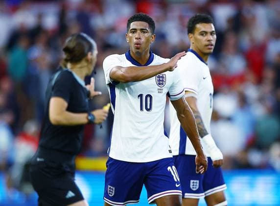 Sport Bilder des Tages Jude Bellingham of England reacts towards referee Stephanie Frappart after a disallowed goal via a VAR review England v Senegal, International Friendly, Länderspiel, Nationalmannschaft Football, City Ground, Nottingham, UK - 10 Jun 2025 EDITORIAL USE ONLY No use with unauthorised audio, video, data, fixture lists, club league logos or live services. Online in-match use limited to 120 images, no video emulation. No use in betting, games or single club league player publications. Copyright: xMattxWest Shutterstockx 15350922bh