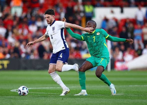 Declan Rice of England and Nicolas Jackson of Senegal England v Senegal, International Friendly, Länderspiel, Nationalmannschaft Football, City Ground, Nottingham, UK - 10 Jun 2025 EDITORIAL USE ONLY No use with unauthorised audio, video, data, fixture lists, club league logos or live services. Online in-match use limited to 120 images, no video emulation. No use in betting, games or single club league player publications. Copyright: xMattxWest Shutterstockx 15350922cz