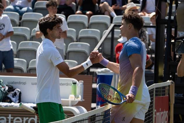 Handshake zwischen Ben Shelton und Pierre-Hughes Herbert, Ben Shelton vs. Pierre-Hughes Herbert, Tennis, ATP, Tennis Herren Turnier, Boss-Open, Center-Court, Achtelfinale, 11.06.2025, Ben Shelton vs. Pierre-Hughes Herbert, Tennis, ATP-Turnier, Boss-Open, Center-Court, Achtelfinale, 11.06.2025, Stuttgart Copyright: xEibner-Pressefoto EdwardxCheungx EP_ECG