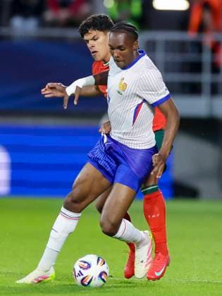 Sport Bilder des Tages Mathys Tel (France) und Mateus (Portugal) kaempfen um den Ball, UEFA European Under-21 Championship 2025 Group Stage, Portugal v France, Å tadion SihoÅ¥ am 11. June 2025 in Trentschin, Slowakei. (Foto von Marco Steinbrenner DeFodi Images) Mathys Tel (France) und Mateus (Portugal) battle for the ball, UEFA European Under-21 Championship 2025 Group Stage, Portugal v France, Å tadion SihoÅ¥, June 11, 2025 in TrenÄin, Slovakia. (Photo by Marco Steinbrenner DeFodi Images)
