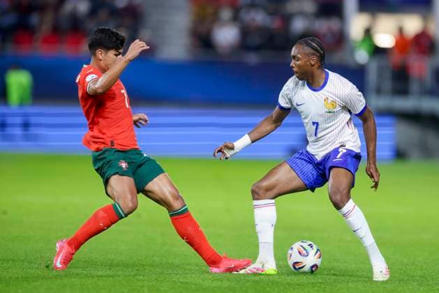 Mateus (Portugal) und Mathys Tel (France) kaempfen um den Ball, UEFA European Under-21 Championship 2025 Group Stage, Portugal v France, Å tadion SihoÅ¥ am 11. June 2025 in Trentschin, Slowakei. (Foto von Marco Steinbrenner DeFodi Images) Mateus (Portugal) und Mathys Tel (France) battle for the ball, UEFA European Under-21 Championship 2025 Group Stage, Portugal v France, Å tadion SihoÅ¥, June 11, 2025 in TrenÄin, Slovakia. (Photo by Marco Steinbrenner DeFodi Images)