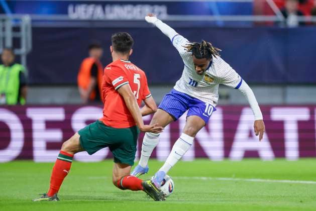 Rafael Rodrigues (Portugal) und Wilson Odobert (France) kaempfen um den Ball, UEFA European Under-21 Championship 2025 Group Stage, Portugal v France, Å tadion SihoÅ¥ am 11. June 2025 in Trentschin, Slowakei. (Foto von Marco Steinbrenner DeFodi Images) Rafael Rodrigues (Portugal) und Wilson Odobert (France) battle for the ball, UEFA European Under-21 Championship 2025 Group Stage, Portugal v France, Å tadion SihoÅ¥, June 11, 2025 in TrenÄin, Slovakia. (Photo by Marco Steinbrenner DeFodi Images)