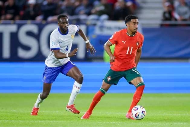 Chrislain Matsima (France) und Tiago Tomas (Portugal) kaempfen um den Ball, UEFA European Under-21 Championship 2025 Group Stage, Portugal v France, Å tadion SihoÅ¥ am 11. June 2025 in Trentschin, Slowakei. (Foto von Marco Steinbrenner DeFodi Images) Chrislain Matsima (France) und Tiago Tomas (Portugal) battle for the ball, UEFA European Under-21 Championship 2025 Group Stage, Portugal v France, Å tadion SihoÅ¥, June 11, 2025 in TrenÄin, Slovakia. (Photo by Marco Steinbrenner DeFodi Images)