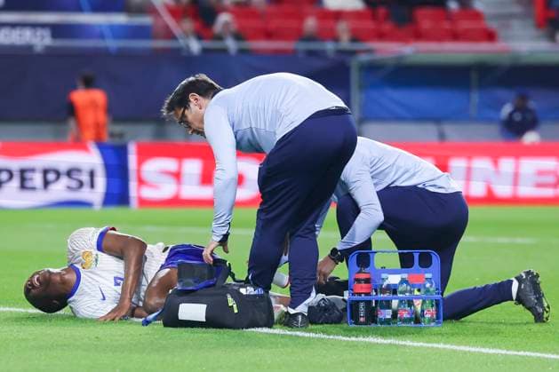 Mathys Tel (France) liegt verletzt auf dem Rasen und wird behandelt, UEFA European Under-21 Championship 2025 Group Stage, Portugal v France, Å tadion SihoÅ¥ am 11. June 2025 in Trentschin, Slowakei. (Foto von Marco Steinbrenner DeFodi Images) Mathys Tel (France) lies injured on the grass and is being treated, UEFA European Under-21 Championship 2025 Group Stage, Portugal v France, Å tadion SihoÅ¥, June 11, 2025 in TrenÄin, Slovakia. (Photo by Marco Steinbrenner DeFodi Images)
