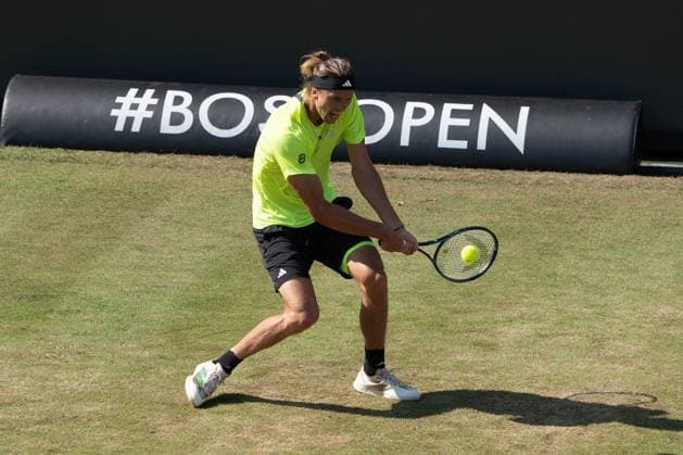 Alexander Zverev Rueckhand, Aktion, Alexander Zverev vs. Corentin Moutet, Tennis, ATP, Tennis Herren Turnier, Boss-Open, Center-Court, Achtelfinale, 12.06.2025, Alexander Zverev vs. Corentin Moutet, Tennis, ATP-Turnier, Boss-Open, Center-Court, Achtelfinale, 12.06.2025, Stuttgart Copyright: xEibner-Pressefoto EdwardxCheungx EP_ECG