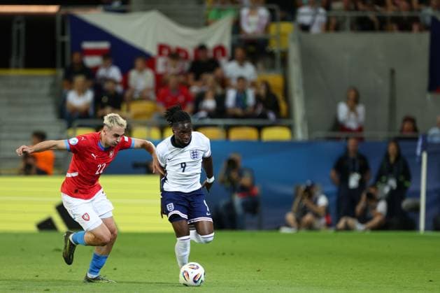 Fußball, U21 EM, Tschechien - England Jonathan Rowe of England U21, U 21 and Matej Hadas of Czech Republic U21 Czechia U21 v England U21, UEFA Under 21 European Championship, EM, Europameisterschaft 2025, Group B, Football, DAC Arena, Dunajska Streda, Slovakia - 12 Jun 2025 EDITORIAL USE ONLY No use with unauthorised audio, video, data, fixture lists, club league logos or live services. Online in-match use limited to 120 images, no video emulation. No use in betting, games or single club league player publications. Copyright: xNikolaxKrstic Shutterstockx 15352312dt
