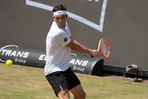 Taylor Fritz Aktion, Rueckhand, Marton Fucsovics vs. Taylor Fritz, Tennis, ATP, Tennis Herren Turnier, Boss-Open, Center-Court, Viertelfinale, 13.06.2025, Marton Fucsovics vs. Taylor Fritz, Tennis, ATP-Turnier, Boss-Open, Center-Court, Viertelfinale, 13.06.2025, Stuttgart Copyright: xEibner-Pressefoto EdwardxCheungx EP_ECG