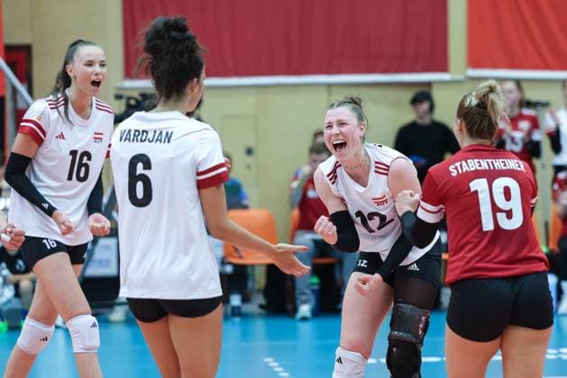 Volleyball, Frauen CEV European Silver League, Lettland - Österreich VOLLEYBALL - CEV EVSLW, LAT vs AUT AMSTETTEN,AUSTRIA,13.JUN.25 - VOLLEYBALL - CEV European Silver League Women, OEVV international match, Länderspiel, Nationalmannschaft Latvia vs Austria. Image shows the rejoicing of Anamarija Galic, Srna Vardjan, Victoria Deisl and Eva Stabentheiner (AUT). GEPAxpictures xHaraldxSteiner