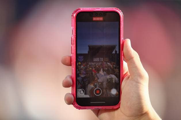 13.06.2025, xtgx, Handball, EHF Champions League Final 4, Opening Party v.l. Zuschauer filmen und fotografieren die Opening Party, Symbolfoto, Symbolbild Handy, Smartphone, Video, Foto, Handyfoto, Handyvideo Koeln