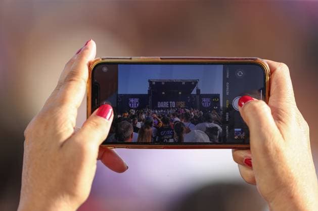 13.06.2025, xtgx, Handball, EHF Champions League Final 4, Opening Party v.l. Zuschauer filmen und fotografieren die Opening Party, Symbolfoto, Symbolbild Handy, Smartphone, Video, Foto, Handyfoto, Handyvideo Koeln