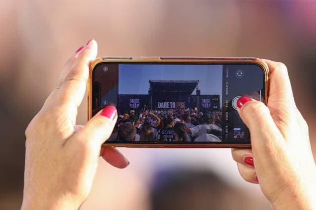 13.06.2025, xtgx, Handball, EHF Champions League Final 4, Opening Party v.l. Zuschauer filmen und fotografieren die Opening Party, Symbolfoto, Symbolbild Handy, Smartphone, Video, Foto, Handyfoto, Handyvideo Koeln